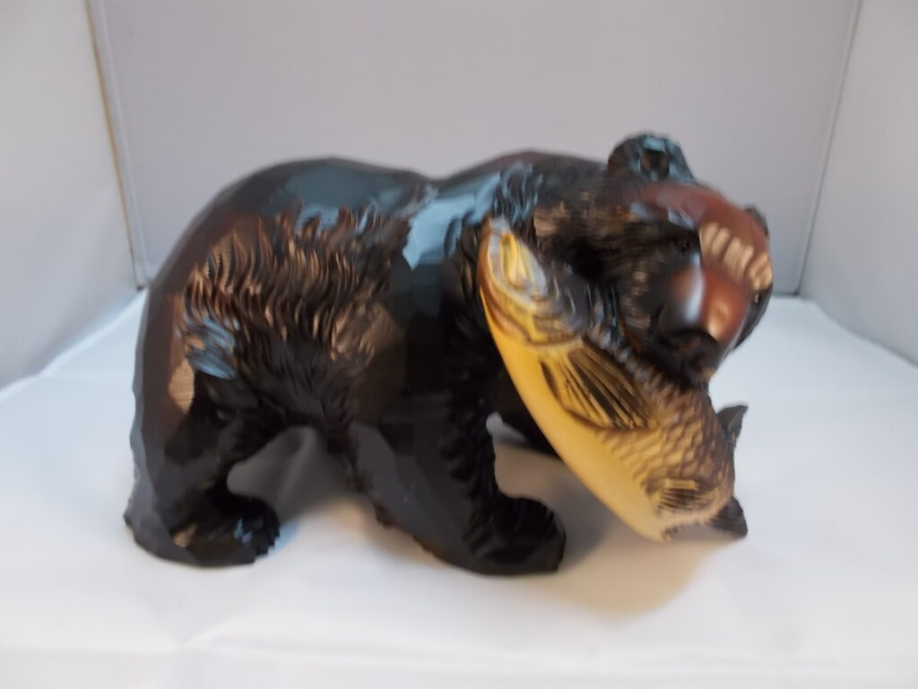 カット彫り鮭喰い熊１