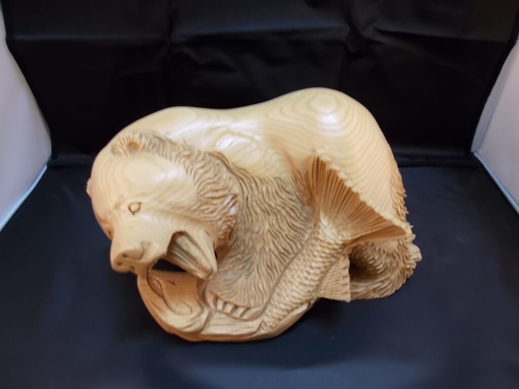 センノキの木彫りの熊１